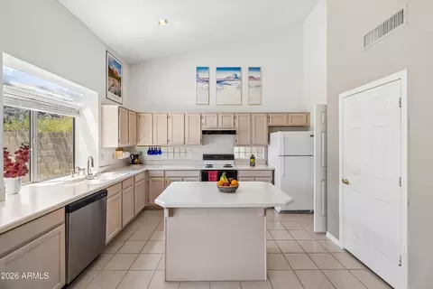 Kitchen - 735 E Goldenrod St, Phoenix, AZ 85048 photo 1 of 8