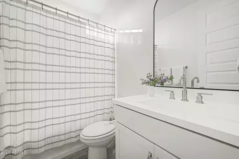 Bath - 5956 E Sinclair St, Phoenix, AZ 85054 photo 3 of 7