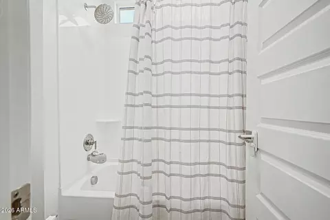 Bath - 5956 E Sinclair St, Phoenix, AZ 85054 photo 6 of 7