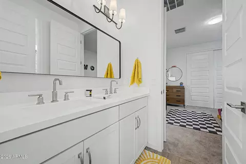 Bath - 5956 E Sinclair St, Phoenix, AZ 85054 photo 4 of 7