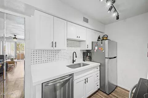 Kitchen - 2625 E Indian School Rd #341, Phoenix, AZ 85016 photo 2 of 3