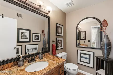 Bath - 422 E Kerry Ln, Phoenix, AZ 85024 photo 1 of 4