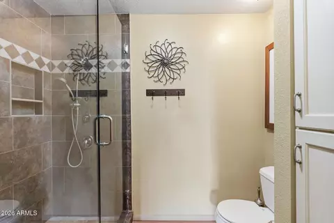 Bath - 422 E Kerry Ln, Phoenix, AZ 85024 photo 3 of 4