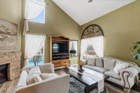 Living - 422 E Kerry Ln, Phoenix, AZ 85024 photo 3 of 5