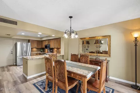 Dining - 422 E Kerry Ln, Phoenix, AZ 85024 photo 1 of 4