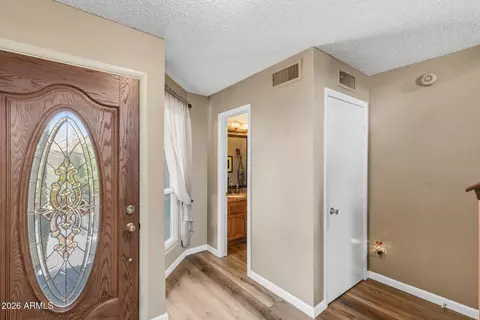 Entry Way - 422 E Kerry Ln, Phoenix, AZ 85024 photo 2 of 5