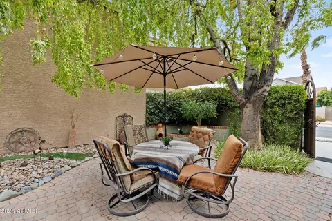 Exterior - 422 E Kerry Ln, Phoenix, AZ 85024 photo 8 of 17