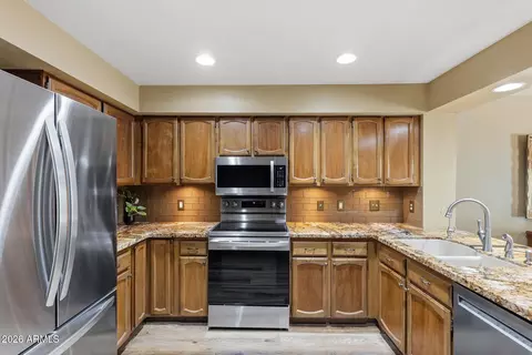 Kitchen - 422 E Kerry Ln, Phoenix, AZ 85024 photo 3 of 3