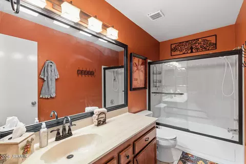 Bath - 422 E Kerry Ln, Phoenix, AZ 85024 photo 2 of 4