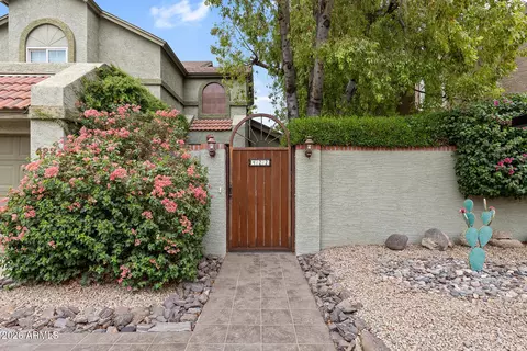 Exterior - 422 E Kerry Ln, Phoenix, AZ 85024 photo 3 of 17