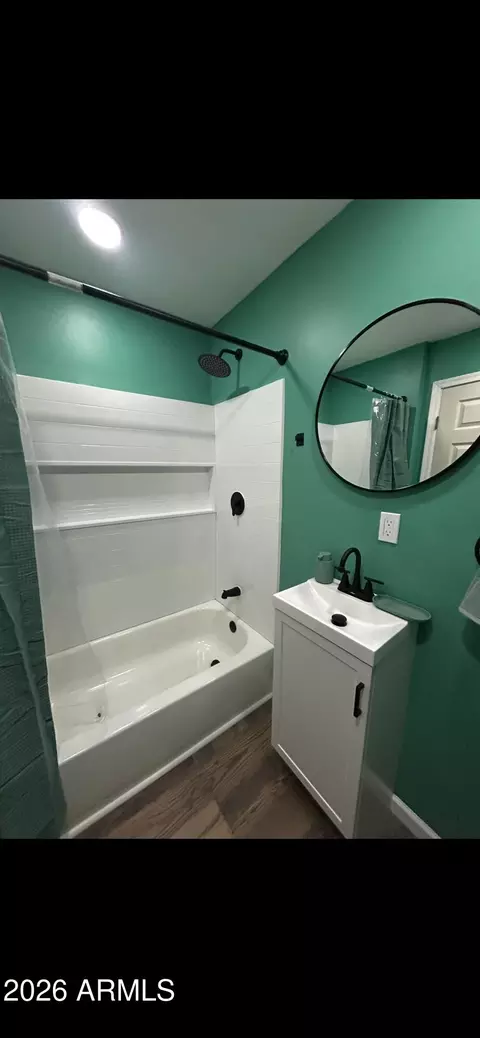 Bath - 2429 W Morten Ave, Phoenix, AZ 85021 photo 8 of 9