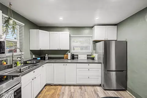 Kitchen - 2429 W Morten Ave, Phoenix, AZ 85021 photo 3 of 4