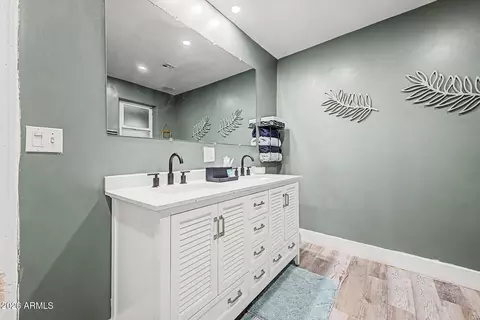 Bath - 2429 W Morten Ave, Phoenix, AZ 85021 photo 2 of 9
