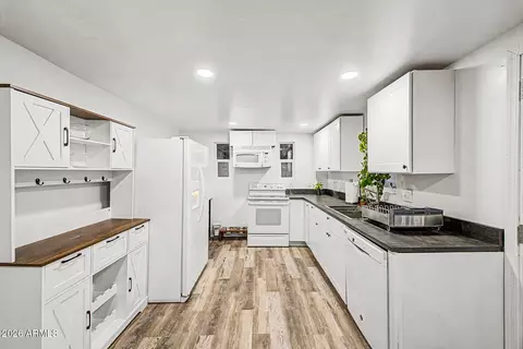 Kitchen - 2429 W Morten Ave, Phoenix, AZ 85021 photo 2 of 4