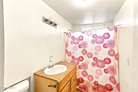 Bath - 902 S 30th Dr, Phoenix, AZ 85009 photo 1 of 2
