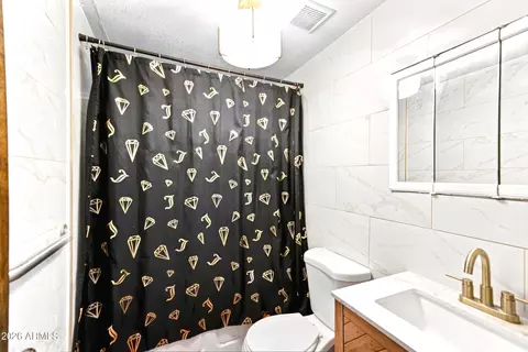 Bath - 902 S 30th Dr, Phoenix, AZ 85009 photo 2 of 2