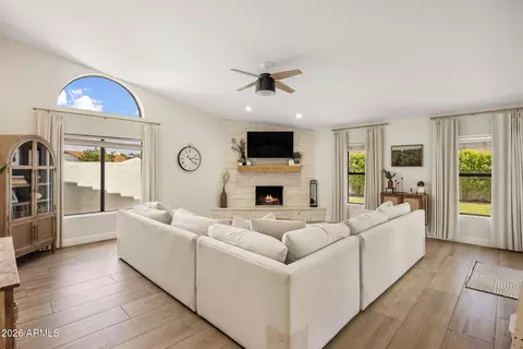 Living - 727 E Kings Ave, Phoenix, AZ 85022 photo 1 of 2