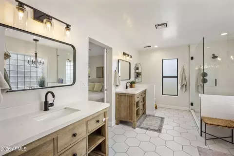 Bath - 727 E Kings Ave, Phoenix, AZ 85022 photo 2 of 7
