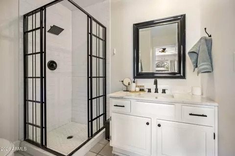 Bath - 727 E Kings Ave, Phoenix, AZ 85022 photo 5 of 7