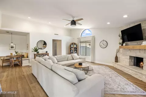 Living - 727 E Kings Ave, Phoenix, AZ 85022 photo 2 of 2