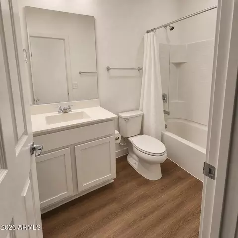 Bath - 2334 E Levi Dr, Phoenix, AZ 85040 photo 5 of 5