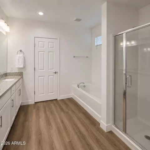 Bath - 2334 E Levi Dr, Phoenix, AZ 85040 photo 3 of 5