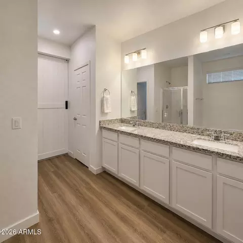 Bath - 2334 E Levi Dr, Phoenix, AZ 85040 photo 2 of 5