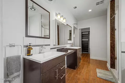 Bath - 4411 N 18th St, Phoenix, AZ 85016 photo 2 of 6