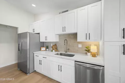 Kitchen - 3141 E Charleston Ave, Phoenix, AZ 85032 photo 3 of 4
