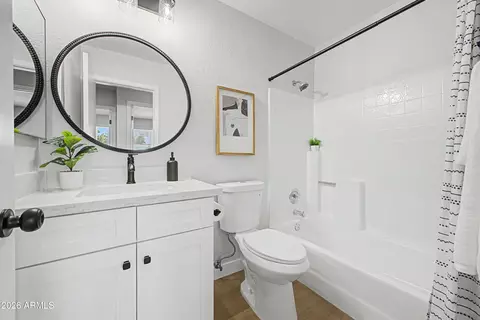 Bath - 3141 E Charleston Ave, Phoenix, AZ 85032 photo 3 of 3