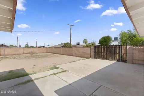 Exterior - 2242 E Chipman Rd, Phoenix, AZ 85040 photo 4 of 7