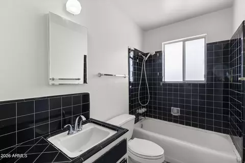 Bath - 2242 E Chipman Rd, Phoenix, AZ 85040 photo 1 of 1