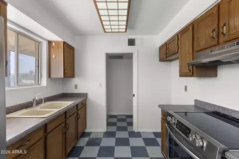 Kitchen - 2242 E Chipman Rd, Phoenix, AZ 85040 photo 1 of 3