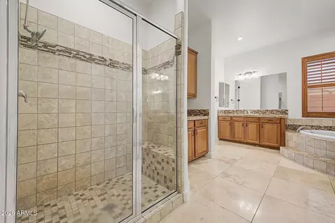 Bath - 3139 E Harwell Rd, Phoenix, AZ 85042 photo 4 of 6