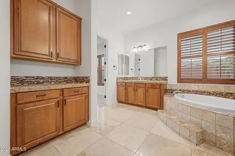 Bath - 3139 E Harwell Rd, Phoenix, AZ 85042 photo 3 of 6