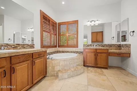 Bath - 3139 E Harwell Rd, Phoenix, AZ 85042 photo 2 of 6
