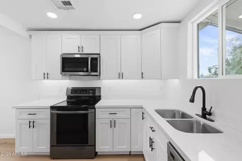 Kitchen - 2750 E Wier Ave, Phoenix, AZ 85040 photo 4 of 4
