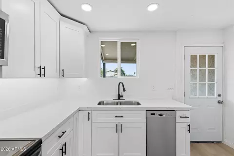 Kitchen - 2750 E Wier Ave, Phoenix, AZ 85040 photo 3 of 4