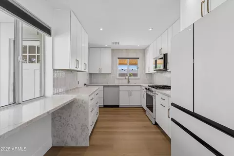 Kitchen - 939 E Berridge Ln, Phoenix, AZ 85014 photo 1 of 4