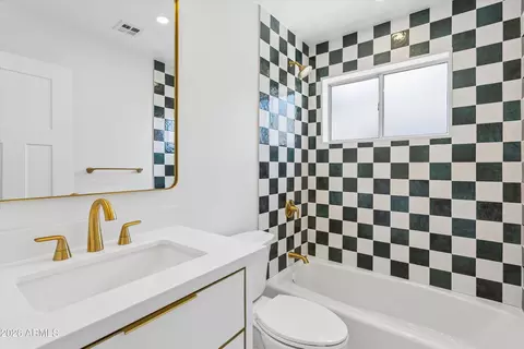 Bath - 939 E Berridge Ln, Phoenix, AZ 85014 photo 3 of 3