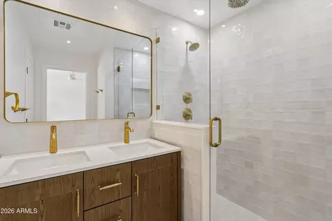 Bath - 939 E Berridge Ln, Phoenix, AZ 85014 photo 2 of 3