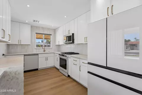Kitchen - 939 E Berridge Ln, Phoenix, AZ 85014 photo 3 of 4