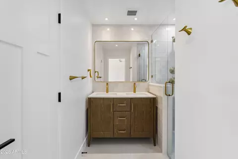 Bath - 939 E Berridge Ln, Phoenix, AZ 85014 photo 1 of 3