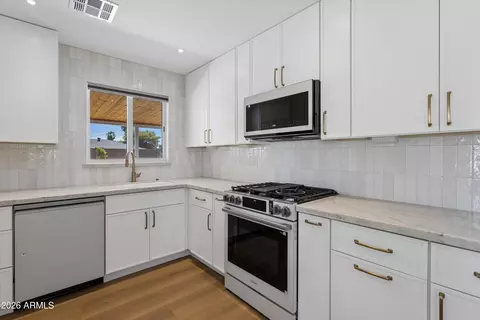 Kitchen - 939 E Berridge Ln, Phoenix, AZ 85014 photo 4 of 4