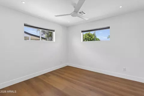 Bedroom - 939 E Berridge Ln, Phoenix, AZ 85014 photo 2 of 4