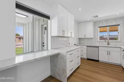 Kitchen - 939 E Berridge Ln, Phoenix, AZ 85014 photo 2 of 4