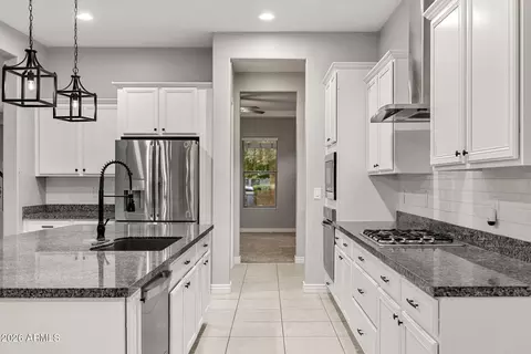 Kitchen - 4247 E Comstock Dr, Gilbert, AZ 85296 photo 6 of 7