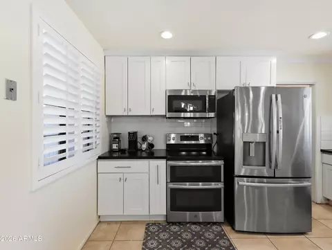 Kitchen - 3048 E Sierra St, Phoenix, AZ 85028 photo 2 of 4