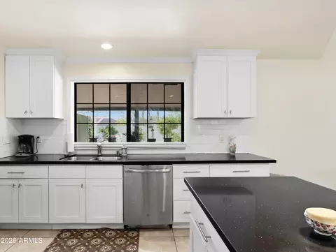 Kitchen - 3048 E Sierra St, Phoenix, AZ 85028 photo 3 of 4