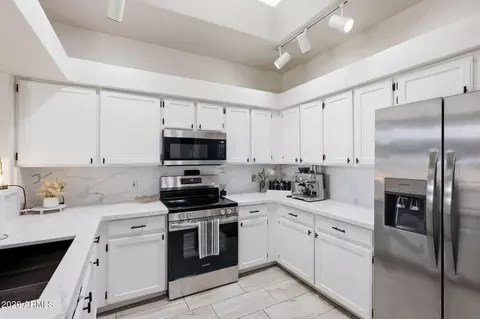 Kitchen - 7006 E Jensen St #120, Mesa, AZ 85207 photo 4 of 6